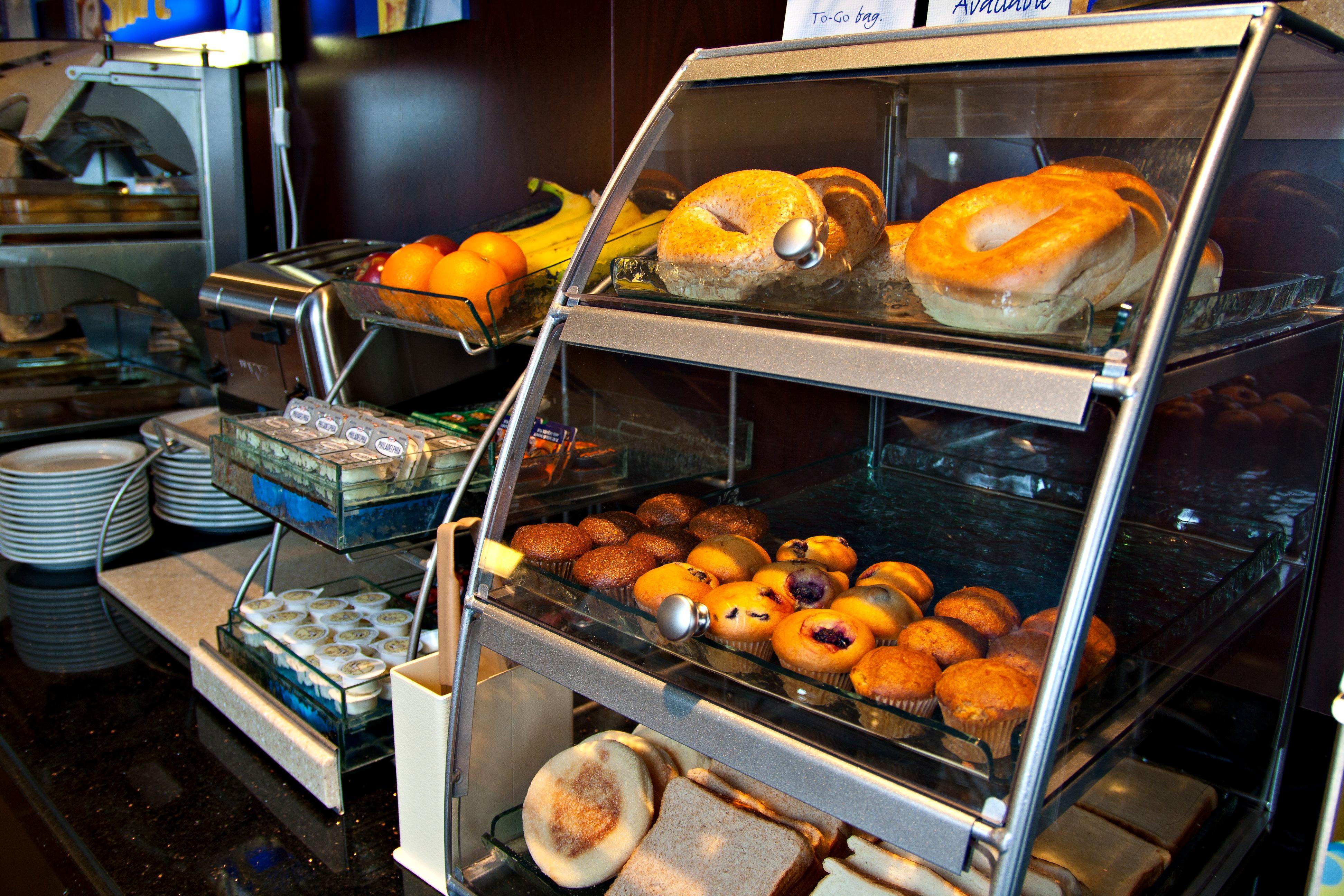 Holiday Inn Express Pembroke By Ihg Buitenkant foto