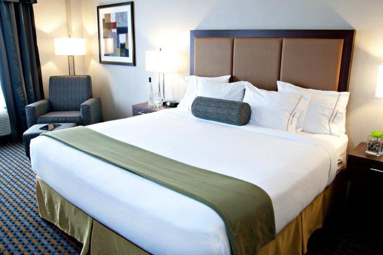 Holiday Inn Express Pembroke By Ihg Buitenkant foto
