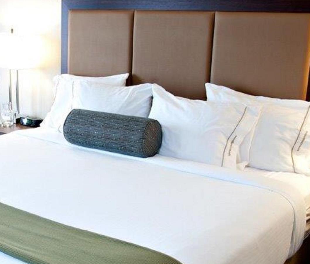 Holiday Inn Express Pembroke By Ihg Buitenkant foto